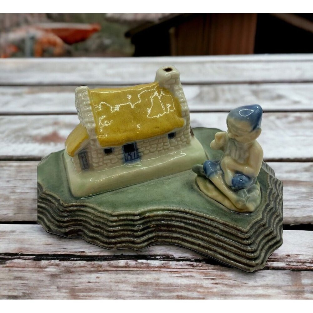 VTG Wade Shamrock Pottery Ireland Leprechaun Gnome Elf Pixie Cottage Figurine
